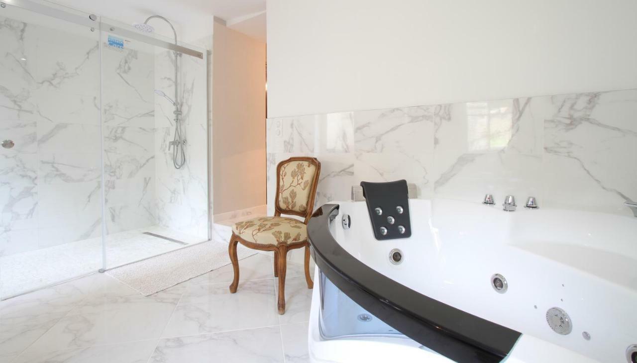 Manoir Des Turets Bed & Breakfast Yvre-l'Eveque Bagian luar foto